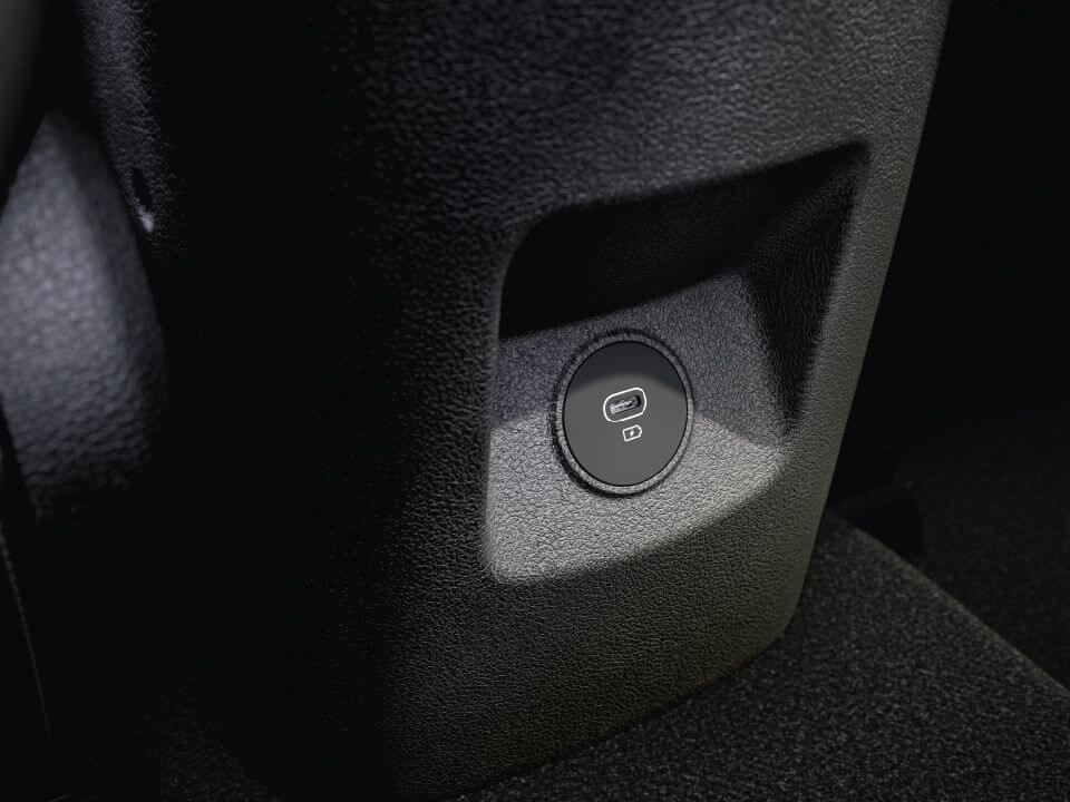 Portas de carregamento USB C para os bancos traseiros